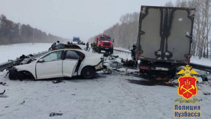 Жуткое лобовое ДТП в Кузбассе унесло жизни трёх подростков, ещё один в больнице