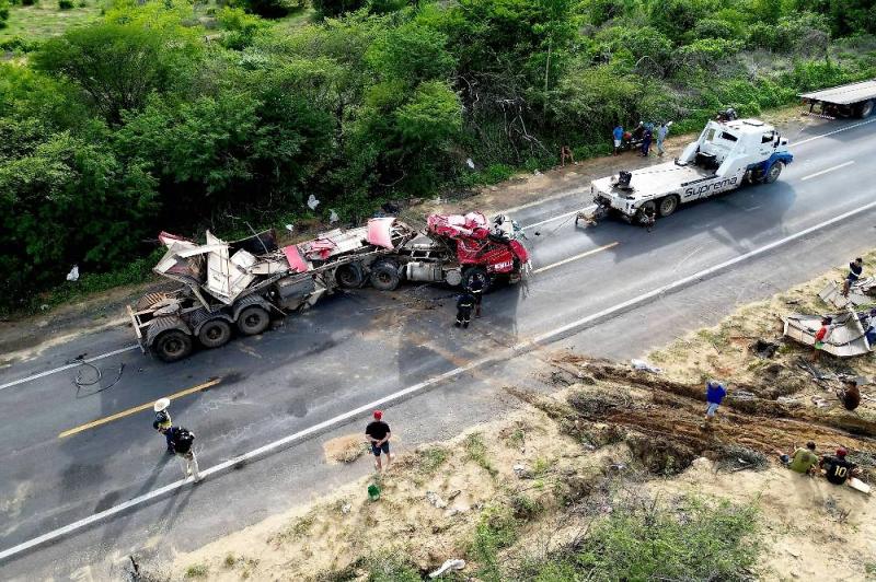 Автобус и грузовик столкнулись в Бразилии, 11 человек погибли, ещё 11 пострадали