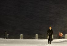 Бегущие на работу через полуметровые сугробы жители Подмосковья попали на видео