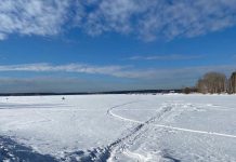 Двое мужчин на снегоходе провалились под лёд в Свердловской области