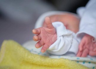 Пьяный младенец родился у матери-алкоголички