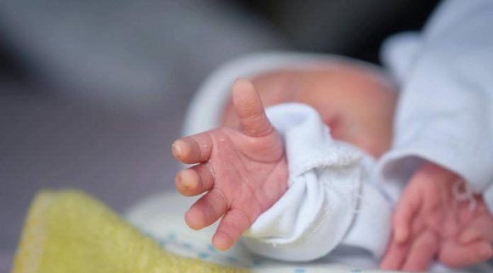 Пьяный младенец родился у матери-алкоголички