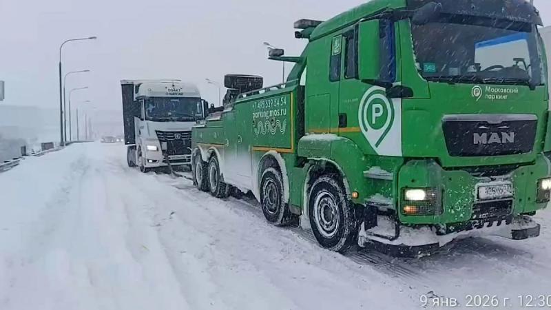 Водителей предупредили о больших пробках на МКАД из-за мощного снегопада