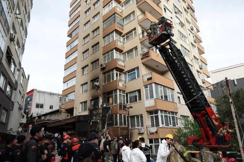 Девять человек задержали после смертельного пожара в многоэтажке в Стамбуле