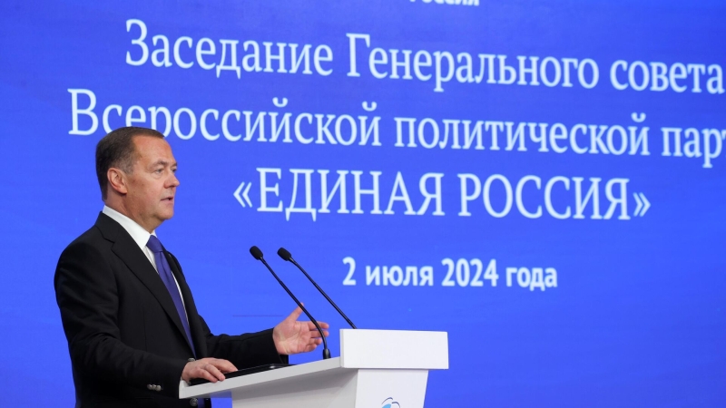 Медведев пошутил о странах, где начальники "блуждают на сцене"