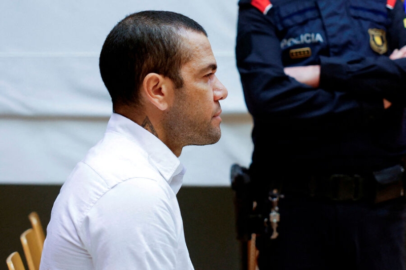 Суд приговорил легенду «Барселоны» Алвеса к 4,5 года тюрьмы за изнасилование