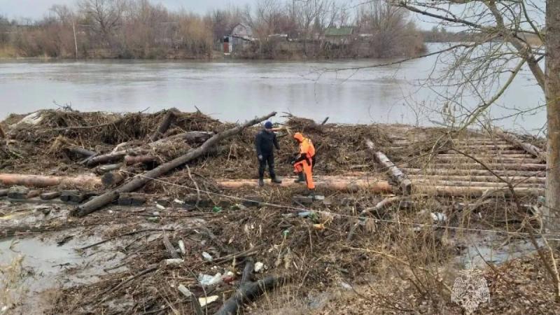 ТАСС: Спасатели выловили мост, создававший риск затора при паводке под Курганом